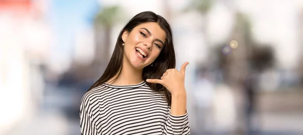 Teenager Mädchen Mit Gestreiftem Hemd Macht Handygeste Rufen Sie Mich — Stockfoto
