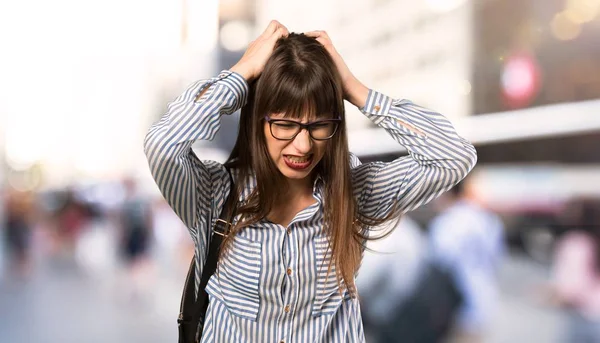 Mulher Com Óculos Frustrada Por Uma Situação Livre — Fotografia de Stock