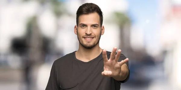 Hombre Con Camisa Negra Feliz Contando Cuatro Con Los Dedos —  Fotos de Stock