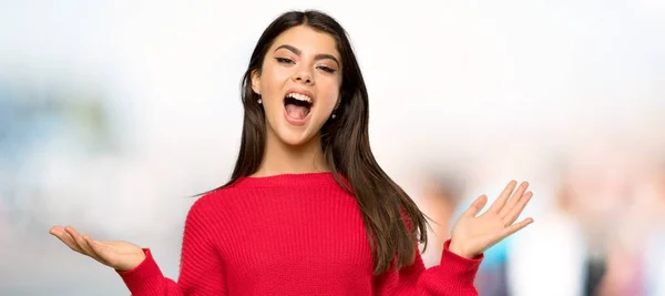 Teenager Mit Rotem Pullover Mit Schockiertem Gesichtsausdruck Freien — Stockfoto