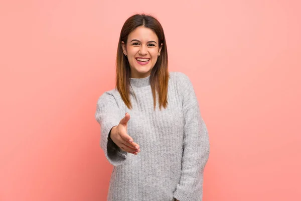 Jovem Mulher Sobre Parede Rosa Apertando Mãos Para Fechar Bom — Fotografia de Stock