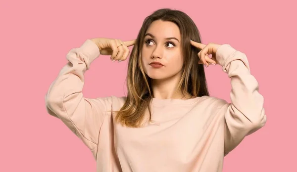 Menina Adolescente Com Suéter Rosa Com Dúvidas Pensando Sobre Fundo — Fotografia de Stock