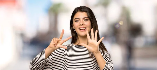 Teenager Girl Striped Shirt Counting Eight Fingers Outdoors — Stock Photo, Image