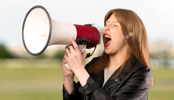 Jeune Rousse Femme Criant Travers Mégaphone Extérieur — Photo