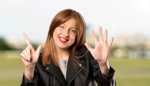Genç Redhead Kadın Açık Havada Parmaklarla Yedi Sayma — Stok fotoğraf