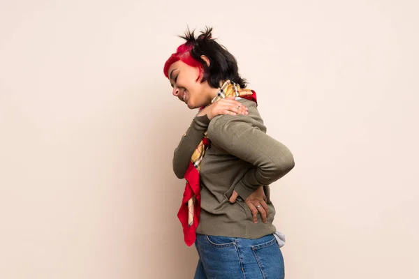 Jonge Vrouw Met Roze Haren Gele Muur Lijden Aan Pijn — Stockfoto