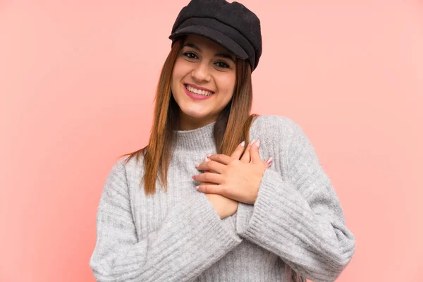 Mulher Moda Com Chapéu Sobre Parede Rosa Amor — Fotografia de Stock