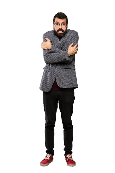 Hombre Guapo Con Gafas Congelándose Sobre Fondo Blanco Aislado — Foto de Stock