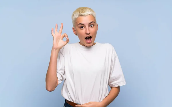 Adolescente Chica Con Pelo Corto Blanco Sobre Pared Azul Sorprendido —  Fotos de Stock