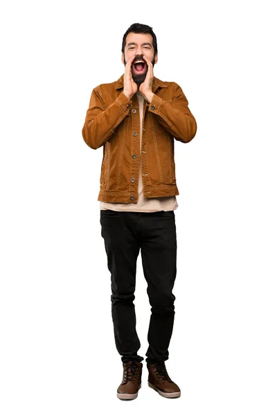 Hombre Guapo Con Barba Gritando Anunciando Algo Sobre Fondo Blanco —  Fotos de Stock