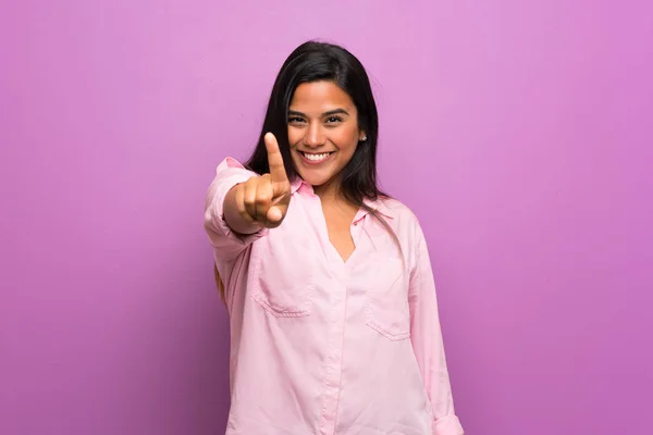 Young Colombian Girl Purple Wall Showing Lifting Finger — ストック写真