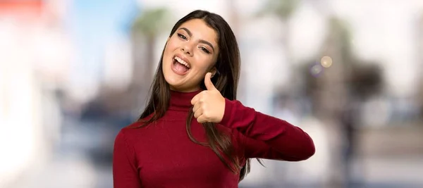 Teenager Mädchen Mit Rollkragen Mit Erhobenem Daumen Weil Draußen Etwas — Stockfoto