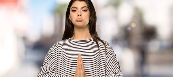 Menina Adolescente Com Camisa Listrada Mantém Palma Mão Unida Pessoa — Fotografia de Stock