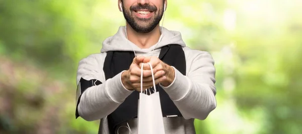 Homem Esporte Segurando Monte Sacos Compras Parque — Fotografia de Stock