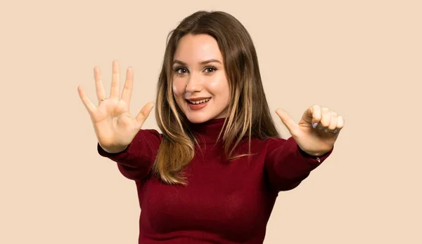 Teenager Mädchen Mit Rollkragen Das Mit Den Fingern Sechs Zählt — Stockfoto