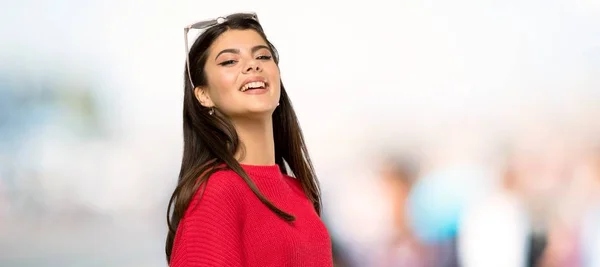 Menina Adolescente Com Camisola Vermelha Feliz Sorrindo Livre — Fotografia de Stock