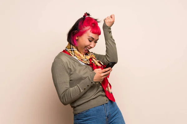 Jovem Mulher Com Cabelo Rosa Sobre Parede Amarela Com Telefone — Fotografia de Stock