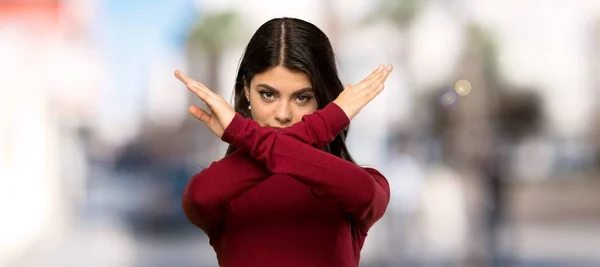 Teenager Mädchen Mit Rollkragen Macht Keine Geste Freien — Stockfoto