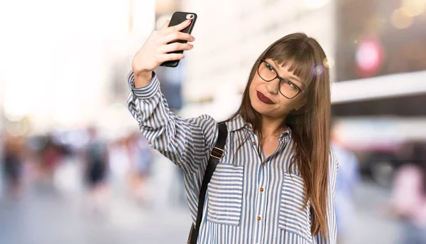 Açık Havada Selfie Yapan Gözlüklü Kadın — Stok fotoğraf