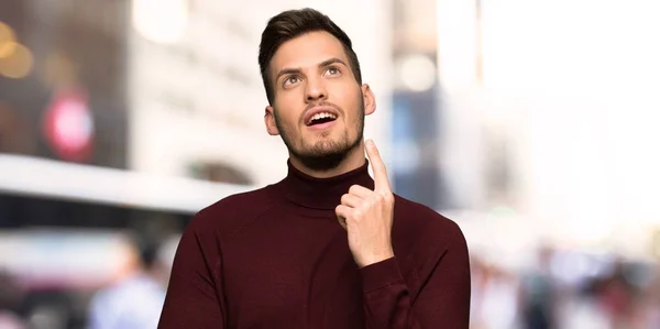 Homem Com Camisola Gola Alta Apontando Com Dedo Indicador Uma — Fotografia de Stock