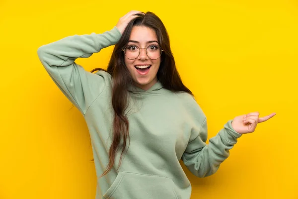 Tiener Meisje Met Sweatshirt Wijzend Vinger Naar Zijkant Presentatie Van — Stockfoto