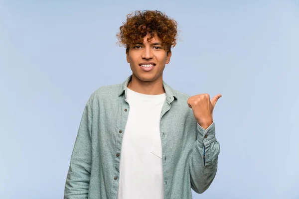 Jovem Afro Americano Sobre Parede Azul Isolada Apontando Para Lado — Fotografia de Stock