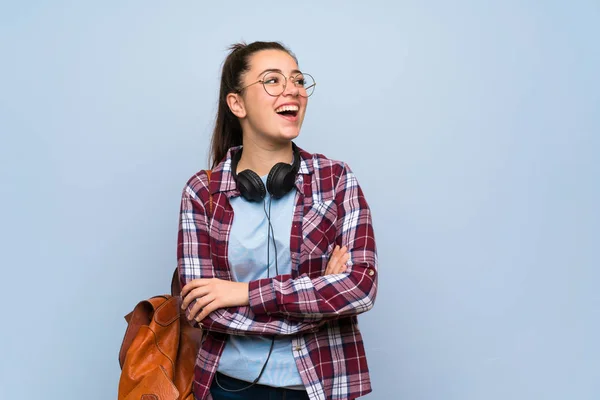 Tiener Student Meisje Geïsoleerde Blauwe Muur Gelukkig Glimlachend — Stockfoto