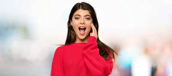 Dziewczyna Nastolatek Czerwonym Swetrze Zaskoczeniem Wstrząśnięty Wyraz Twarzy Zewnątrz — Zdjęcie stockowe