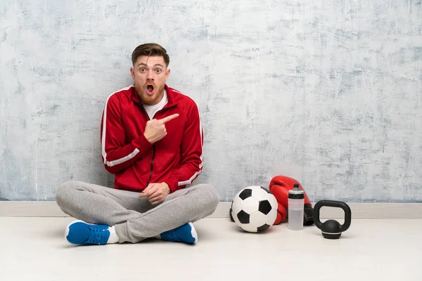 Redhead spor adam şaşırttı ve yan işaret