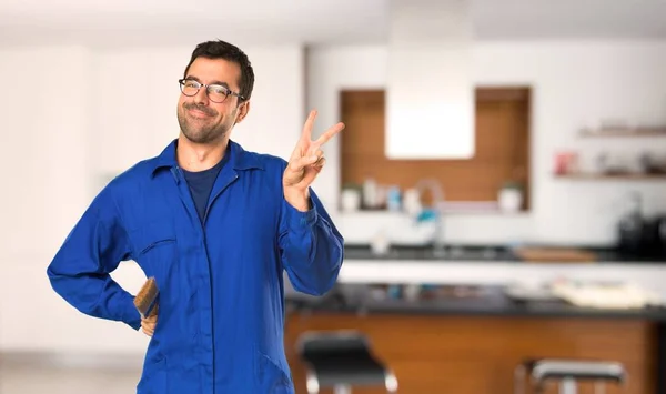 Homem Pintor Sorrindo Mostrando Sinal Vitória Com Rosto Alegre Casa — Fotografia de Stock