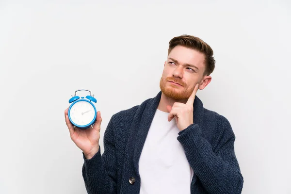 Redhead man Holding Vintage klocka — Stockfoto