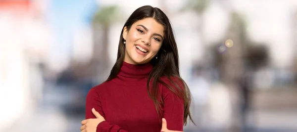 Teenager Girl Turtleneck Keeping Arms Crossed Frontal Position Outdoors — Stock Photo, Image