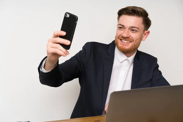Biznesmen w biurze z mobilnymi — Zdjęcie stockowe