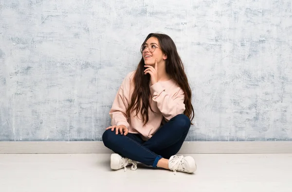 Bir masada okuyan genç öğrenci kız ararken bir fikir düşünme