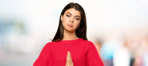 Teenager Mädchen Mit Rotem Pullover Hält Handfläche Zusammen Person Bittet — Stockfoto