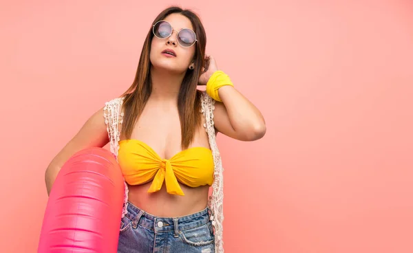 Mujer Joven Bikini Vacaciones Verano Pie Pensando Una Idea — Foto de Stock