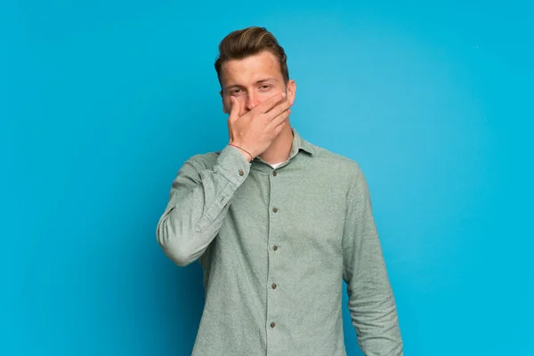 Blonde Man Isolated Blue Wall Covering Mouth Hands — Stock Photo, Image