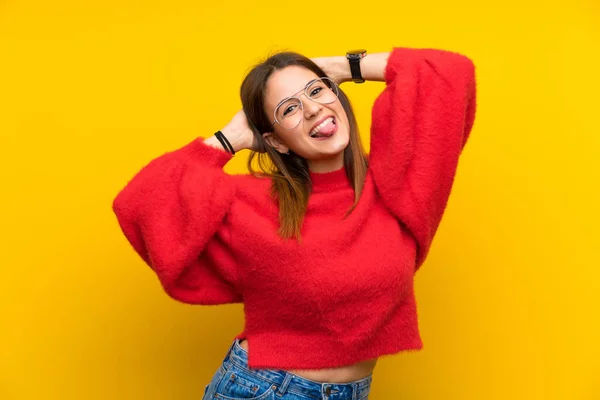 Jeune Femme Sur Mur Jaune Isolé Riant — Photo