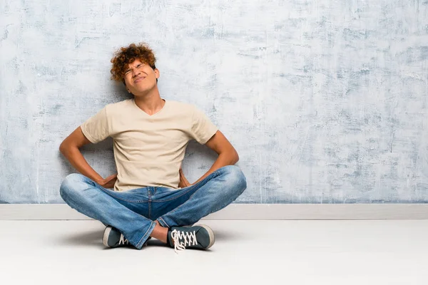 Junger Afrikanisch Amerikanischer Mann Sitzt Auf Dem Boden Und Leidet — Stockfoto