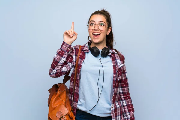 Adolescente Estudiante Chica Sobre Aislada Pared Azul Con Intención Darse —  Fotos de Stock