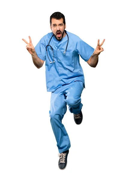 外科医生男子跳过孤立的白色背景的全长镜头 — 图库照片