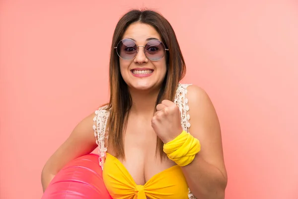 Jonge Vrouw Bikini Zomervakantie Vieren Een Overwinning — Stockfoto