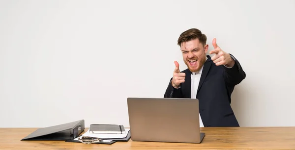 Homme Affaires Dans Bureau Pointant Vers Avant Souriant — Photo