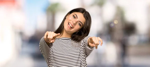 Teenager Girl Striped Shirt Points Finger You While Smiling Outdoors — Stock Photo, Image