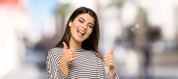 Teenager Mädchen Mit Gestreiftem Hemd Das Eine Daumen Hoch Geste — Stockfoto