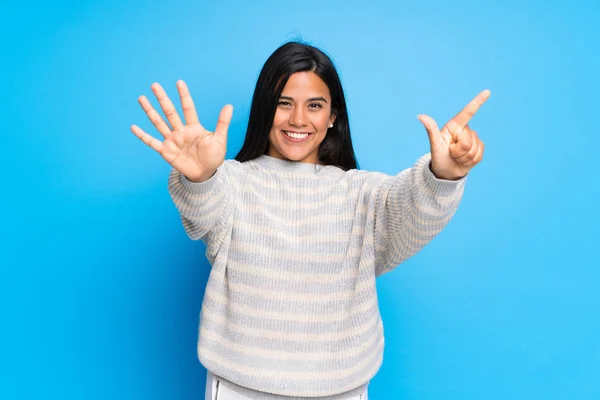 Young Colombian Girl Sweater Counting Seven Fingers — 스톡 사진