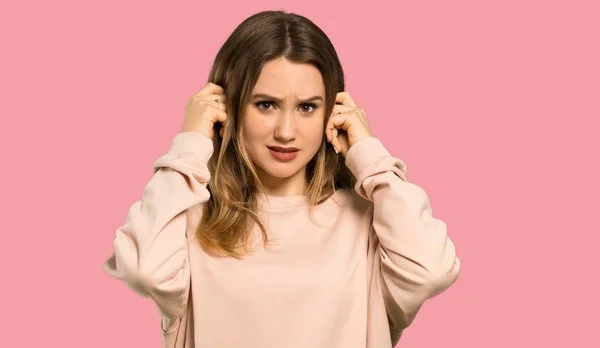 Teenager Mädchen Mit Rosa Pullover Frustriert Und Bedeckt Ohren Mit — Stockfoto