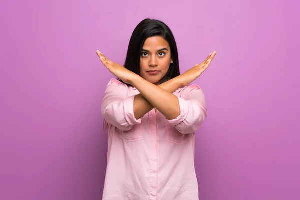 Young Colombian Girl Purple Wall Making Gesture — ストック写真