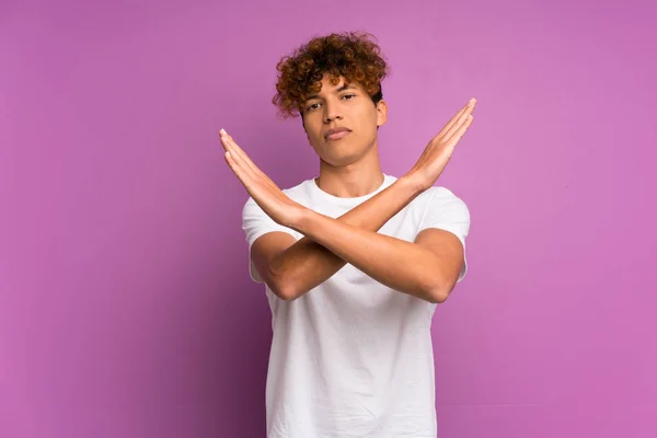 Joven Afroamericano Hombre Sobre Aislado Púrpura Pared Haciendo Ningún Gesto — Foto de Stock