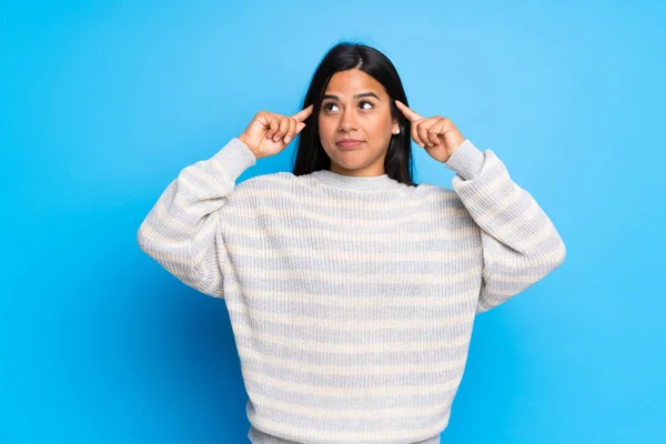 Jong Colombiaans Meisje Met Trui Met Twijfels Denken — Stockfoto